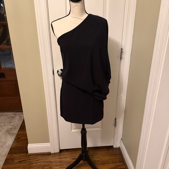 Halston
Dress
Women's
One Shoulder Asymmetrical Sleeve - Picture 4 of 9